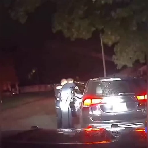 🐦‍🔥⃤⃟⃝🦅ㅤㅤㅤㅤㅤㅤㅤㅤㅤㅤㅤㅤㅤㅤㅤㅤㅤㅤㅤㅤㅤㅤㅤㅤㅤㅤㅤㅤㅤㅤ🗽⃢⃢🗿 on Instagram: "日本利用压电瓷砖将脚步转化为电能。这些瓷砖捕捉来自你脚步的动能。当你行走时，你的重量和动作会对瓷砖产生压力。瓷砖会轻微弯曲，从而产生机械应力。瓷砖内部的压电材料将这种应力转化为电能。每一步都会产生少量电荷，而数百万步结合在一起就能产生足够的电力来驱动 LED 灯、数字显示屏和传感器。在像涩谷车站这样繁忙的地方，每天大约有 240 万个脚步为这一系统作出贡献。这些电能可以被储存或立即使用，从而减少对传统电力来源的依赖，并支持可持续的城市基础设施。这种方法将日常运动转化为实用的可再生能源 #日本 #知识 #事实 #你知道吗 #推荐 #科技 #创新 #历史 #技术 #实验 #热门 日本利用压电瓷砖将脚步转化为电能。这些瓷砖捕捉来自你脚步的动能。当你行走时，你的重量和动作会对瓷砖产生压力。瓷砖会轻微弯曲，从而产生机械应力。瓷砖内部的压电材料将这种应力转化为电能。每一步都会产生少量电荷，而数百万步结合在一起就能产生足够的电力来驱动 LED 灯、数字显示屏和传感器。在像涩谷车