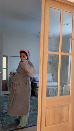 SPEND THE MORNING WITH ME!!!!! slept about as good as I put on my pajamas bottoms!!!! they are inside out🤡 #morning #toddlermom #pregnant #32weekspregnant