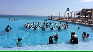 Esta mañana despertamos con toda la actitud en nuestra clase de acuaerobics. :) | Crown Paradise Club Cancún