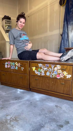 Comment below if you’re interested in any of the products or tools i used! I know many of us were sad to see the stickers to, but they just don’t belong on vintage furniture 🤢 These are now in my guest room and I’m so proud of how they turned out! 🥰 #zibranightstands #diy #furnituredesign #furnitureflip #furnituremakeover #nightstands #drexel