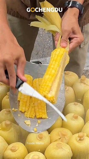 Only $0.6! 🌽 Perfect corn peeling skills on full display — quick, clean, and oddly satisfying to watch. 😍✨ #Corn #FoodSkills #StreetFood #Satisfying #China #Viral #Foodie | Go Chengdu