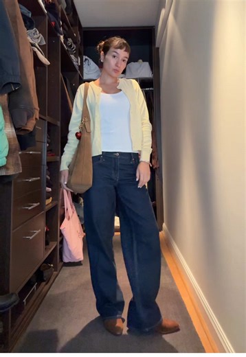 90s Style Jeans and Cardigan Outfit Inspiration