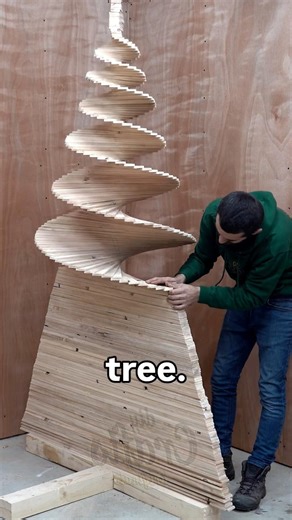 This Wooden Christmas Tree Lasts 50 Years