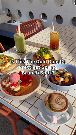 Your weekend brunches don’t get much prettier than at @sunnyboyespresso with their sunshine-drenched beachside location and beautiful new spring menu. 🌞 The blueberry oats with mandarin and the indulgent strawberry shortcake French toast, paired with a peach iced tea is our go-to order (but you really can’t go wrong here). 🫐 | Urban List Gold Coast