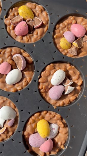 Mini egg chocolate crispy cups 🐣 just 4 ingredients! Recipe in comments #chocolate #easter #nobake