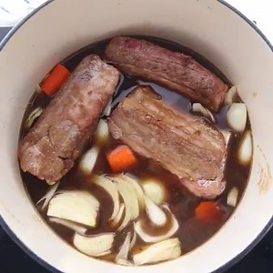 185K views · 47 reactions | Beef Short Ribs Recipe slow cooks perfectly seasoned beef short ribs, carrots and onions in a broth that turns into an awesome gravy. Full Recip Here: https://www.smalltownwoman.com/fall-off-the-bone-beef-short-ribs/ | FoodieCrush | Facebook