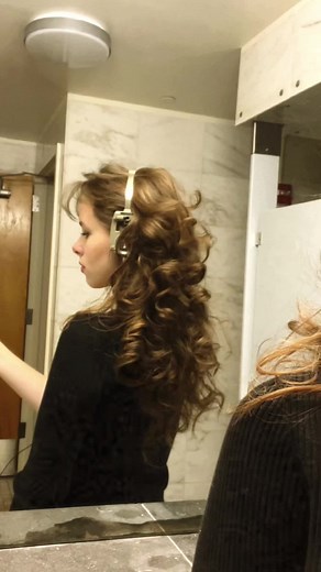 Achieve Stunning 80s Hair with Heatless Curls