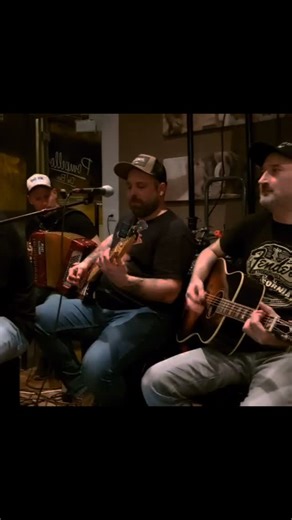 Moretti Crew - Akustik Band on Instagram: "Impressionä vo dr #beizentourschwyz vom Fritig 30. Januar 2026… 😍😍 Dankä ä allnä Lokal @pub.zum.alten.loewen @pompello_diebar und um Höfli, natürli au am @gfug_schwyz fürs organisiärä und allnä Gäst wo cho sind, isch eifach ä ssuuuuuuppper Abig gsi!!! #moretticrew #akustikgitarre #handorgel #akustikband"