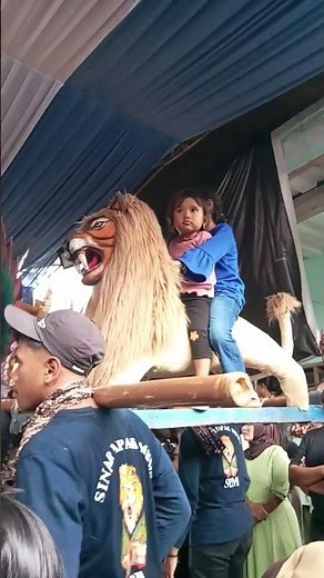 anak bocil naik Singga depok