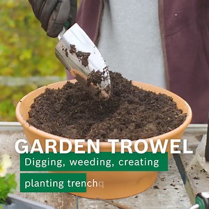 Discover our new Bosch garden hand tools! 🌿🛠️ With our wide selection of tools with ergonomic handles, you can tend your garden lovingly and effortlessly: 🌱 Garden trowel: Shovel large amounts of soil effortlessly and create planting trenches for flower bulbs, seedlings and plants. 💪 Hand trowel: Easy and convenient digging, weeding or creating planting trenches. 🌼 Planting trowel: Divide or plant precisely: Use the measuring markings to place plants, bulbs and seeds perfectly. 🌿 Hand fork