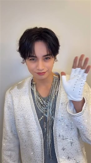 中島健人(Kento Nakajima) on Instagram: "初の海外公演が決まりました🎤 台北楽しみ！待っててね。 首次海外公演決定了。 我好期待！台北～等我喔！ #N_bias凱"