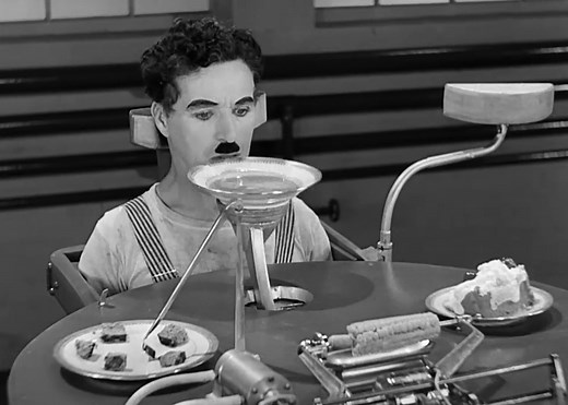 Charlie Chaplin critique la société industrielle à travers les yeux d'un ouvrier soumis au travail à la chaîne dans "Les temps moderne" (1936) | FilmPics