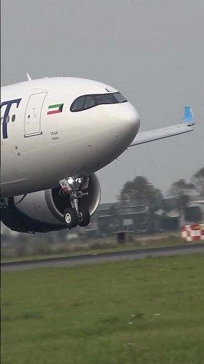 Kuwait Airways A330neo arrival on Amsterdam Schiphol’s Runway 18R! ✈️🇳🇱 #PlaneSpotting #AMS #A330neo