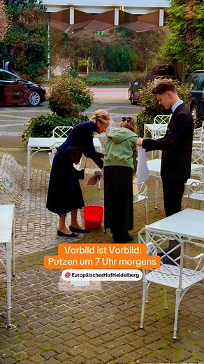 Wenn die Senior-Chefin mit den neuen Auszubildenden morgens um 7 Uhr die Tische auf der Terrasse putzt. 😍🙌#vorbildistvorbild #vorbildistalles #vorbild | Hotel Europäischer Hof Heidelberg