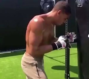 Veja esse vídeo e comece o feriado NO FOCO! 😂💪 Acompanhe o melhor das lutas no Combate! Via Instagram/ fightsband | Combate