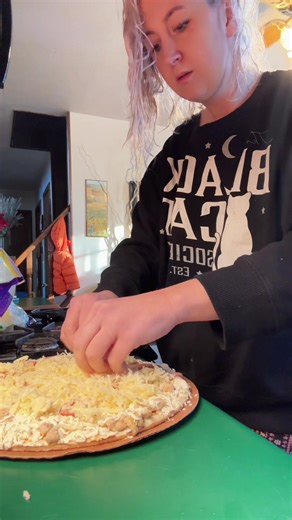 Delicious Cheese-Loaded Frozen Pizza Recipe