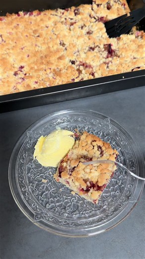 Saftiger Zwetschgenkuchen mit Johannisbeeren auf knusprigem Mürbeteig #zwetschgenkuchen #streuselkuchen