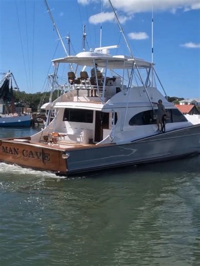 A Floating "Man Cave?" #charlestonlife #visitsouthcarolina #boating