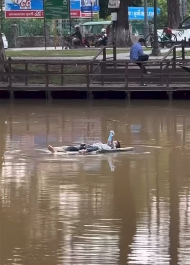 Makin hebat teknologi gam pelekat sekarang. Dulu boleh jadi angkasawan naik bulan, sekarang boleh jadi kelasi kapal naik Titanic. Kedai kami off hari Ahad. Boss dan staff kami pun angan-angan mau ikut kelasi muda ini bersantai. Selamat bersantai semua.. 😁Jumpa esok🙌🏼 Sumber: FB | KK 4x4 Accessories - since 2006 KK Sabah