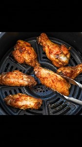 🔥 CRISPY Air Fryer Chicken Wings in 20 minutes! So crunchy on the outside, so juicy inside… these beat restaurant wings ANY day 😍🍗 Who’s trying these tonight?👇 Save Share for later! 💛 ⭐ Ingredients Chicken Wings 2 lbs chicken wings (split into flats & drums) 1 tbsp olive oil 1 tsp garlic powder 1 tsp onion powder 1 tsp smoked paprika 1 tsp black pepper 1 tsp salt 1 tsp baking powder (for extra crispiness) Optional Sauces Buffalo sauce BBQ sauce Honey garlic glaze Lemon pepper butter 🔥 Inst