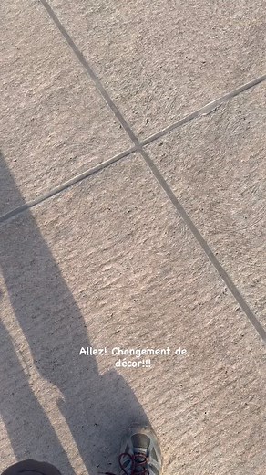 Allez, changement de décor! 🛫🛬🚌🐃 On prend l’avion, puis le fameux « chicken bus » — toute une ride, j’vous jure — et on finit par arriver à El Paredón. Plage de sable noir, ambiance surf, et un petit village de campagne totalement charmant. #backpacking #travel #solo #guatemala #guatemala🇬🇹 #visitguatemala | Jonathan Larochelle