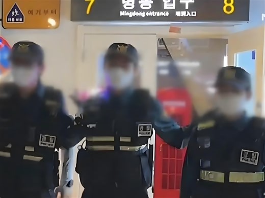 “这是嘲弄韩国公权力”中国年轻人街头扮演韩国军警上演抓捕戏，韩媒炸锅