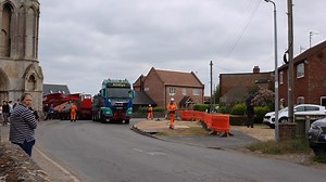 Allelys Moving slowly through West Walton heading to Walpole Substation. Weighing in at 363Tons the load left Sutton Bridge port heading for Wisbech before the country lanes to the substation. Supported by Lincolnshire Police #heavy #heavyequipment #heavy #haulage #heavyhaulage #Allelys #allelysheavyhaulage #mantrucks #mantrucksandbus #mantrucksnl #mantrucksworld #mantrucksuk #girderframe | Lee Elliott Truck Photography