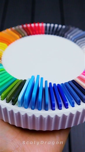 El muestrario de colores de filamento PLA en la Bambu Lab es una herramienta clave para explorar y elegir el mejor tono para tus impresiones 3D. 🎨🖨️ ¿Para qué sirve? ✅ Visualizar colores reales – Te permite ver cómo se verá cada tono en una pieza física antes de imprimir proyectos grandes. ✅ Comparar acabados – Algunos filamentos pueden lucir diferentes en pantalla vs. en físico, y el muestrario ayuda a tomar mejores decisiones. ✅ Optimizar combinaciones – Si usas el AMS (Automatic Material Sy