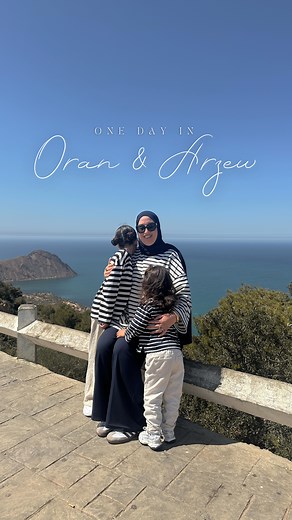 Une journée parfaite entre Oran et Arzew ! On a commencé avec un brunch délicieux au @betweenuscoffeeoran, dans un cadre super cosy. Ensuite, on a pris les routes départementales direction Arzew, en profitant des paysages incroyables tout au long du trajet. Arrivés dans ma ville de cœur, on a posé nos valises dans un @hotelmouniraarzew où j’ai déjà séjourné. J’ai pris une chambre pour 4 personnes avec une salle de bain spacieuse et une vue sur mer… Juste magique. À chaque fois, je ne suis jamais