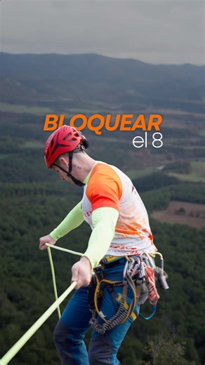 Cómo bloquear el 8 en un rápel ⛓️🧗‍♂️ Saber descender es importante. Saber bloquearte correctamente, aún más. El primer paso es generar fricción con la mano que va por debajo del descensor, pellizcando la cuerda para que el ocho empiece a trabajar y se quede retenido. Para mayor seguridad, se puede añadir el segundo bloqueo pasando la cuerda por detrás. Así el sistema queda completamente asegurado. ⚠️ Punto clave: siempre debe haber tensión en la cuerda. Si se pierde la tensión, el bloqueo pued