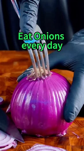 What Happens to Your Body When You Eat Onions Every Day Onions do more than just add flavor to your meals, they’re a powerhouse of nutrients with surprising health benefits. From boosting immunity to improving heart health, this humble kitchen staple can do wonders for your body. Discover why adding onions to your daily diet can support your overall well-being inside and out. Main Points: Strengthens Immunity: Rich in vitamin C and antioxidants that help fight off colds and infections. Improves 