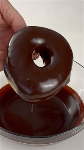 Air fryer chocolate glazed donuts 🍩🍫 #airfryerrecipes #donuts #chocolate
