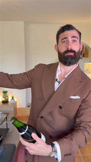 🇫🇷🍾 How to saber Champagne the proper French way. One clean hit. No force. Just technique. Santé. Have you ever tried sabering Champagne? #french #champagne #frenchartdevivre #tradition