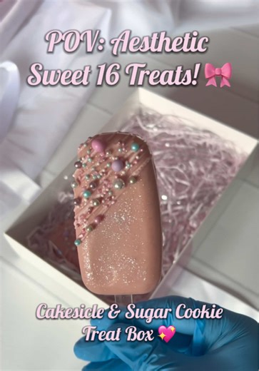 Watch me pack this super cute Sweet 16 themed treat box, ready to be gifted! 🩷🧁🍭🍪 Treat box specs: Large cakesicles x2, sugar cookies x3. DM me to order now. #sealedwithacupcake #treatbox #sweet16gift #cakesiclesoftiktok #cakesicledecorating #miltonkeynescakemaker #sugarcookies #sugarcookiedecorating #sweet16treats #birthdaycupcakesmiltonkeynes #miltonkeynesfood #fyp #foryoupage #bakersoftiktok #cakesiclebox #treatboxes #packingorders #birthdaygift #miltonkeynesbaker #cakepops