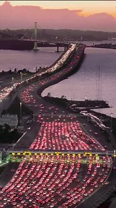 🇺🇸 USA - CULTURE GÉNÉRALE Le pont Oakland-San Francisco Bay Bridge accueille en moyenne 260 000 véhicules chaque jour, chacun payant un péage de 8 $. Un revenu journalier avoisinant les 1 milliard de fcfa par jour. #MonCommentaire Le concept de ponts 🌉 à péage n'a pas été inventé par la Côte d’Ivoire. BON À SAVOIR. 🫵 | RA