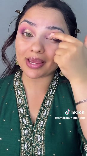 Stunning Green Suit Eye Makeup Look Inspiration