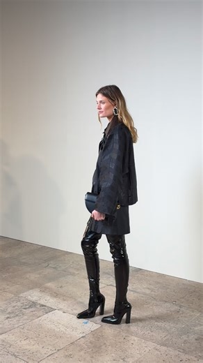 Constance Jablonski sublime au défilé @patou avec les bottes les plus convoitées du moment ✨ | Cosmopolitan France