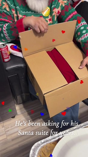 Siempre nos pide su traje de Santa. Le cumpli su momento calderas abejita. He’s been asking for his Santa suite for years and I made sure he got it this year. #momentocalcetaabejita #christmas2025 #dadanddaughter #Santa #wholesomemoments