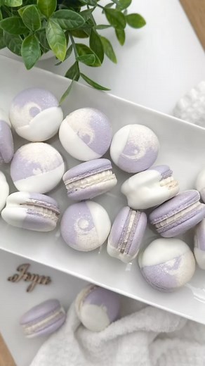 Baked by Joyce | get inspired on Instagram: "💟Lavender Swirl Macarons💟 I started with white colored macaron batter, split the batter in half and colored one half with a bit of violet gel food coloring. The violet mixing with white resulted in a soft and opaque lavender color. Very pretty. ☺️ These macarons were dusted with edible glitter prior to baking, filled with honeydew buttercream 🍈, and dipped in white candy melts. 😋 Products used: - @foliay_llc edible glitter in rose gold; white deco