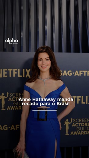 A atriz Anne Hathaway (@annehathaway), conhecida por protagonizar filmes como "O Diário da Princesa" e "O Diabo Veste Prada", mandou um recado para o Brasil. Durante a premiere do longa-metragem “The Idea of You”, no Texas, Estados Unidos, a estrela tirou um tempinho para falar com os fãs e arriscou até palavras em português. Veja! 🎥: galitzineupdate | Alpha FM