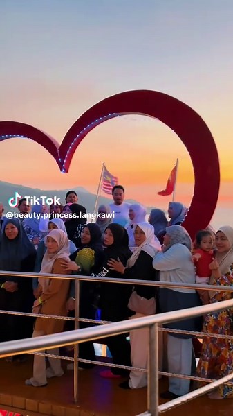 🌊 Terima Kasih kerana Berlayar dengan Beauty Princess Langkawi! Seronok dapat berkongsi detik-detik indah, menikmati angin laut, dan mencipta kenangan yang tak terlupakan. Tak sabar nak jumpa anda lagi untuk lebih banyak pengalaman santai dan menyeronokkan di laut! 🌞🌊 ⛵ Jumpa lagi di pelayaran seterusnya! #langkawiisland #sunsetcruiselangkawi #privatecruiselangkawi #langkawitrip #naturallylangkawi #beautyprincesslangkawi