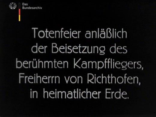 Die feierliche Umbettung auf den Invalidenfriedhof am 20. 11. 1925Dabei sind Hindenburg, Kanzler Luther, Wehrminister Gessler, Seeckt, Admiral Zenker, seine Kameraden, hunderte Soldaten und im Gedenken das ganze deutsche Volk.Ein Held, der niemals in Vergessenheit geraten wird!