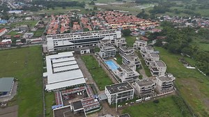 An aerial view of the POGO Hub in Bamban, Tarlac, shows its location behind the city’s municipal hall, where the dismissed mayor, Alice Leal Guo, is expected to file her certificate of candidacy (COC) on October 8, 2024, as she seeks reelection. The POGO Hub, situated at the Baofu compound behind the municipal hall, was raided in March following reports of human trafficking and other illegal activities. According to Stephen David, Guo’s legal counsel, the dismissed mayor is indeed pursuing reele