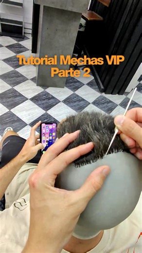 Nacho Zafra | Barber Naz on Instagram: "Seguimos con el nuevo tutorial para hacer las Mechas VIP ❤️‍🔥❤️‍🔥 Y si vos te queres venir a hacer el color a cualquiera de nuestras barberías, reserva tu turno en el link de mi perfil!! 😉 #barbernaz #asesoramiento #mechas"