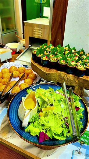 Comparing Vietnamese Vegan Buffet to Singaporean Favorites