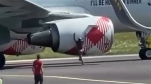 Impactante video: así fue el momento en que un hombre fue succionado por el motor de un avión en un aeropuerto