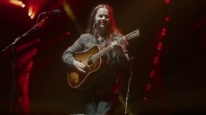 Billy Strings extends landmark tour with new major arena dates across the U.S.