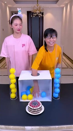 Touch the ball challenge, who can win in the end! #Funnyfamily #Partygames #Challenge