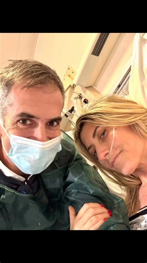 Η Σία Κοσιώνη βγήκε από το νοσοκομείο και ο σύζυγός της Κώστας Μπακογιάννης ανέβασε ένα πολύ συγκινητικό μήνυμα για τη σοβαρή περιπέτεια της συζύγου του: «Η Σία ευτυχώς πήρε, επιτέλους, σήμερα εξιτήριο. Η φωτογραφία είναι από τη ΜΕΘ τις πρώτες, πολύ δύσκολες, ημέρες όταν της μετέφερα όλη την αγάπη που λάμβανε από τον έξω κόσμο και εκείνη με κάθε λέξη δυνάμωνε λίγο παραπάνω. Χαμογελούσε, κιόλας, φωτίζοντας το νοσοκομείο. Όλες αυτές τις ημέρες κατακλυστήκαμε από ευχές και προσευχές. Μέσα στην ατυχ