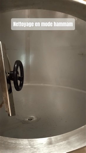 La mise en bouteille approche et les vins sont en phase de stabilisation et de préparation. 🍾 Les fermentations malolactiques sont toutes terminées, le Soreli était le petit dernier. ⏳ Aujourd'hui, je l'ai soutiré pour retirer les lies sur lesquelles il était en élevage depuis plusieurs mois. Tous mes vins sont élevés sur lies, qui sont les résidus des levures ayant achevé leur travail de fermentation alcoolique en septembre et qui forment une "crème" en fond de cuve et leur permettent de gagne